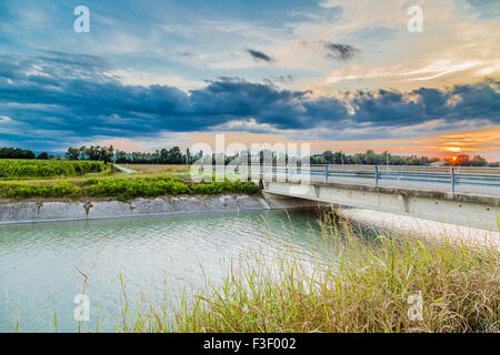 Ponte sul canale grande deviazione di acqua di fiume per irrigazione dei campi coltivati Foto Stock