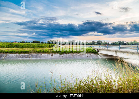 Ponte sul canale grande deviazione di acqua di fiume per irrigazione dei campi coltivati Foto Stock