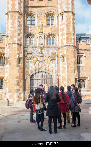 Turisti al di fuori di St John's College di Cambridge, Inghilterra. Foto Stock