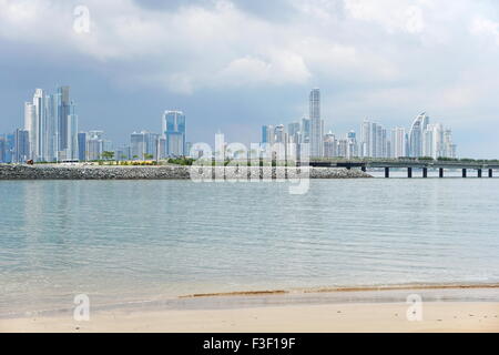 Panama City skyline di grattacieli visti da una spiaggia della costa del Pacifico, Panama America Centrale Foto Stock