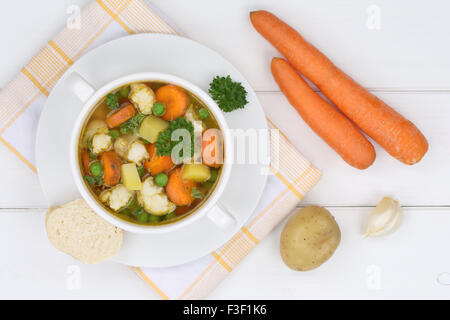 Zuppa di verdure pasto con verdure, patate, carote in vaso da sopra Foto Stock