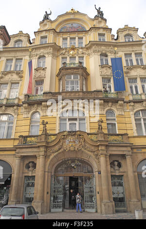 Bella facciata di un edificio sulla piazza della città vecchia di Praga, Repubblica ceca. Foto Stock