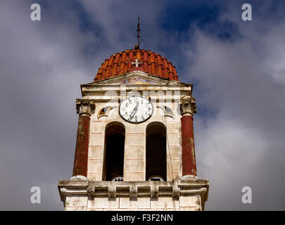 Tipica la torre dell'orologio di un campanile di una chiesa ortodossa greca. Foto Stock