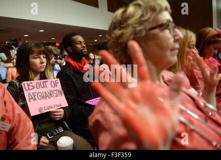 Washington, DC, Stati Uniti d'America. 6 Ottobre, 2015. Un protestor detiene un banner a leggere 'noi fuori dell'Afghanistan" come comandante delle forze statunitensi in Afghanistan John Campbell testimonia durante un Senato Comitato delle Forze Armate audizione del Campidoglio di Washington, DC, Stati Uniti, il 6 ottobre 2015. Comandante delle forze statunitensi in Afghanistan John Campbell ha detto martedì che aveva le modifiche consigliate per i militari Usa il piano di ritiro in Afghanistan PER GLI STATI UNITI Il presidente Barack Obama. Credito: Yin Bogu/Xinhua/Alamy Live News Foto Stock