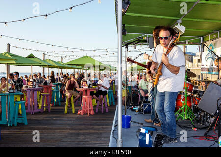 Key West Florida,Keys Sunset Pier,bar lounge pub,ristorante ristoranti cibo ristorazione cafe',palco,musica dal vivo,musicista,uomo maschile,band,suonare gui Foto Stock