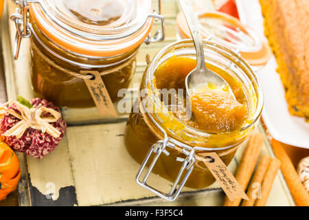 In casa di zucca con burro pumpking il pane sulla tavola. Foto Stock