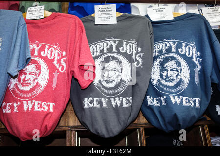 Key West Florida, Keys Old Town, Duval Street, serata notturna, Sloppy Joe's Bar, interno, negozio di articoli da regalo, negozio di souvenir, maglietta, Ernest Hemingway, FL1505 Foto Stock