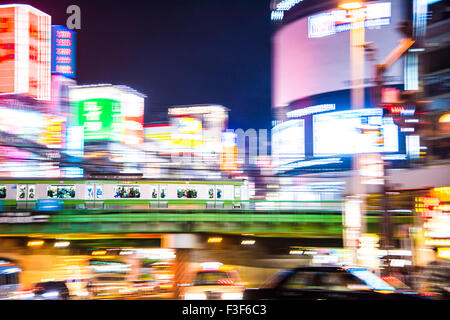 Treno passare davanti a Kabukicho,Shinjuku-Ku,Tokyo Giappone Foto Stock