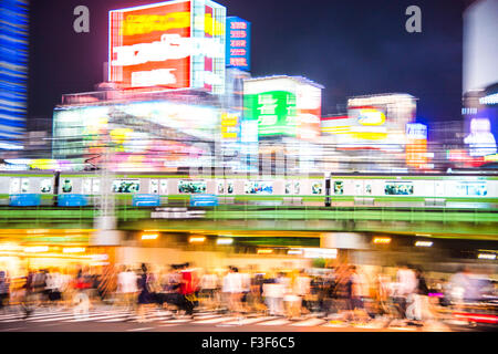 Treno passare davanti a Kabukicho,Shinjuku-Ku,Tokyo Giappone Foto Stock