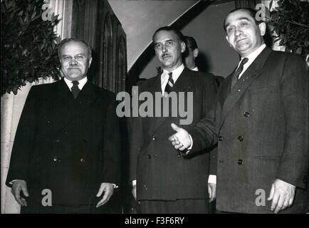 1953 - Nella foto da sinistra a destra: il sig. Molotov (Ministro degli Affari Esteri per la Russia), il sig. Guy Lachambre (Ministro degli stati associati), e il Sig. Pierre Mendes-France riuniti in Svizzera alla Francia il Presidente del Consiglio home. Tedesco Auto Exhibition 1953 © Keystone Pictures USA/ZUMAPRESS.com/Alamy Live News Foto Stock