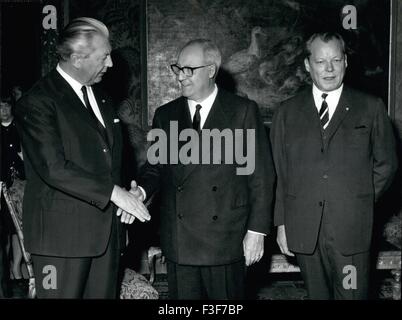 1965 - Ad ovest il Cancelliere tedesco Kurt Kiesenger e il ministro degli Esteri Willy Brandt sono in Roma su di una visita ufficiale di tre giorni, sono stati ricevuti al palazzo del Quirinale dal Presidente italiano della Repubblica Giuseppe Saragat. Mostra immagine: presidente Saragat agitando la mano con il Cancelliere Kiesenger di destra sul ministro degli esteri Willy Brandt. © Keystone Pictures USA/ZUMAPRESS.com/Alamy Live News Foto Stock