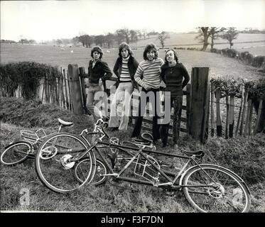 1962 - Le miscele da un Australia: due settimane fa questi quattro giovani sono stati di crogiolarvi al sole su una spiaggia australiana. Ora sono a Londra e piena di sorrisi., diventare il loro record :La canzone Pushbike'' è No. 2 i grafici. Essi per raggiungere lo stesso successo come quelli di altri Australiani, l'asilo. Il gruppo sono Fred Wieland, Greg Cook., Mic Flinn e Mike Holden. Phot mostra le miscele nella foto mentre fuori per un ciclo spin. Mike Holden, Mick Flinn; Fred Wieland e Greg Cook. © Keystone Pictures USA/ZUMAPRESS.com/Alamy Live News Foto Stock