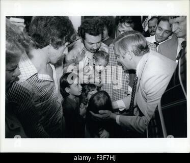 1976 - Il senatore Walter Mondale propaganda elettorale con Abe fascio in NY Little Italy. © Keystone Pictures USA/ZUMAPRESS.com/Alamy Live News Foto Stock