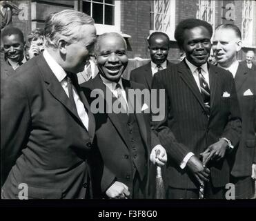 Giugno 17, 1965 - 17-6-65 Commonwealth Primi Ministri si apre la conferenza a Marlborough House, Londra. Keystone Foto Mostra: la Gran Bretagna il primo ministro sig. Harold Wilson, condivide una barzelletta con il Dottor Hastings Banda, il Primo Ministro del Malawi nel giardino della casa di Marlborough, Londra, dove il Commonwealth Primi Ministri conferenza. © Keystone Pictures USA/ZUMAPRESS.com/Alamy Live News Foto Stock