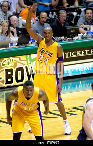 4 Ottobre 2015 - Los Angeles Lakers guard Kobe Bryant #24 chiamate per la palla durante la pre-stagione azione tra i Los Angeles Lakers e Utah Jazz a Stan sceriffo a Honolulu, HI. - Glenn Yoza/Cal Sport Media Foto Stock