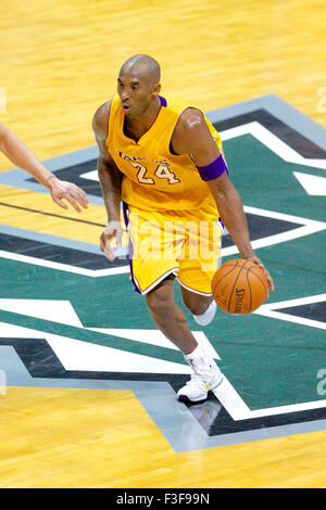 4 Ottobre 2015 - Los Angeles Lakers guard Kobe Bryant #24 dribbling la sfera durante la pre-stagione azione tra i Los Angeles Lakers e Utah Jazz a Stan sceriffo a Honolulu, HI. - Glenn Yoza/Cal Sport Media Foto Stock