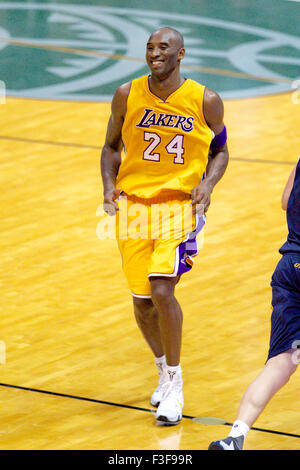 4 Ottobre 2015 - Los Angeles Lakers guard Kobe Bryant #24 sorrisi durante la pre-stagione azione tra i Los Angeles Lakers e Utah Jazz a Stan sceriffo a Honolulu, HI. - Glenn Yoza/Cal Sport Media Foto Stock