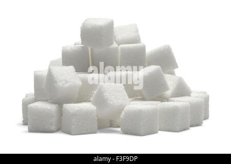Cumulo di cubetti di zucchero isolato su sfondo bianco. Foto Stock