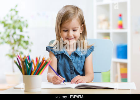 Ragazza del bambino che disegna con le penne colorate paintind ritratto di  adorabile bambina sorridente felicemente mentre si gode la lezione di arte  e artigianato a scuola concetto di educazione creativa per