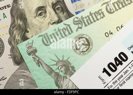 1040 forma fiscale con assegno di rimborso e contanti. Foto Stock