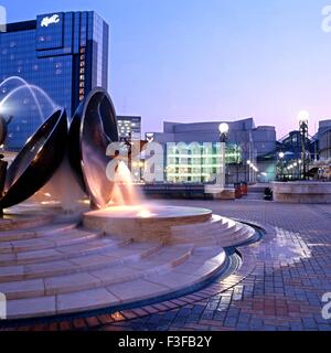 Spirito e Enterprise fontana nella piazza centenario con la CPI e l'Hyatt Hotel a t posteriore al tramonto, Birmingham, Inghilterra, Regno Unito. Foto Stock