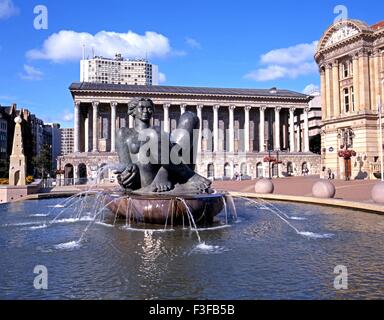 Victoria Square con il 'fiume' Fontana (AKA Il Floozie nella Jacuzzi) con il Municipio di posteriore, Birmingham, West Mi Foto Stock