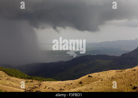 Avvicinando le precipitazioni in Altos de Campana national park, versante pacifico, provincia di Panama, Repubblica di Panama. In backgroud è la costa del Pacifico. Foto Stock