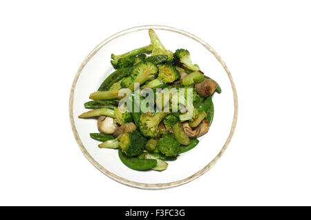 Mescolare broccoli fritti e piselli verdi, stile asiatico Foto Stock