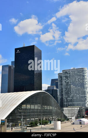 Il CNIT Centro Congressi con grattacieli di uffici a voie des sculptures La Defense, Nanterre, Parigi, Hauts de Seine, Francia Foto Stock