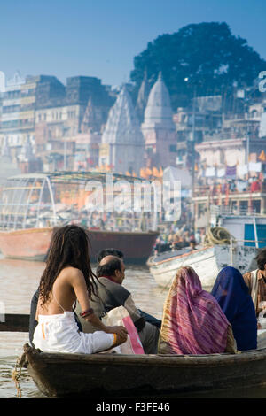 Saint indù in barca nel fiume Ganga ; Varanasi ; Uttar Pradesh ; India Foto Stock