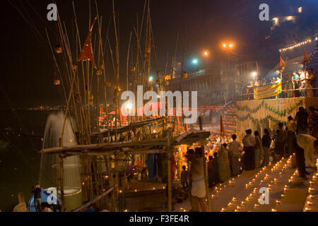 Dev diwali celebrazione a ghat di Varanasi ; Uttar Pradesh ; India Foto Stock