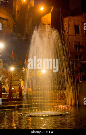 Fontana a ghat dev diwali celebrazione ; Varanasi ; Uttar Pradesh ; India Foto Stock