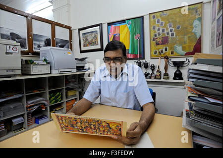 Jagdish Agarwal fondatore di Dinodia Picture Library in seduta Kalbadevi ufficio con fax copiatrice foto premi medaglie dipinti Bombay Mumbai India Maharashtra - modello rilasciato Foto Stock