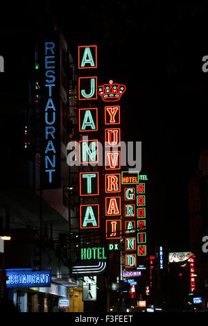 Luce al neon di alberghi ; Arakasa road ; Nuova Delhi ; India Foto Stock