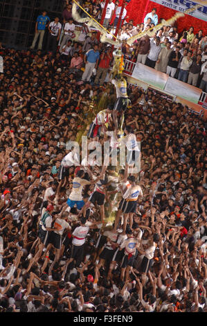 Dahi Hundies ; piramide umana ; Janmashtami janmashtmi gokul ashtami govinda Festival ; Mumbai Bombay ; Maharashtra Foto Stock