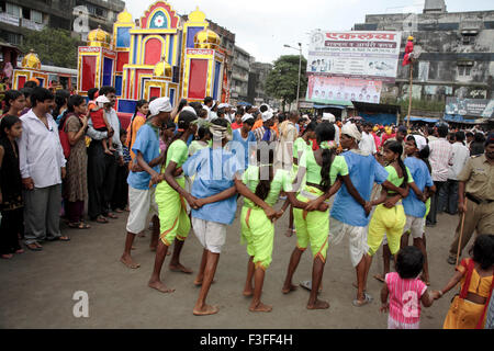 Warli danze tribali su strada durante la processione religiosa della dea Amba devi arrivo ; da Kalwa a Tembhi Naka ; Thane Foto Stock