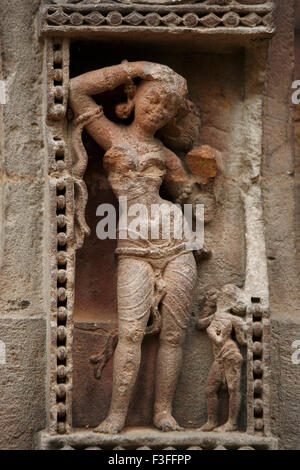 Statua femminile scolpito sul tempio di Rajarani ; Bhubaneswar ; Orissa ; India Foto Stock