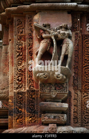 Ha rovinato la statua scolpita sul tempio di Rajarani ; Bhubaneswar ; Orissa ; India Foto Stock