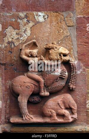 Statua scolpita sul tempio Muktesvara; Bhubaneswar ; Orissa ; India Foto Stock