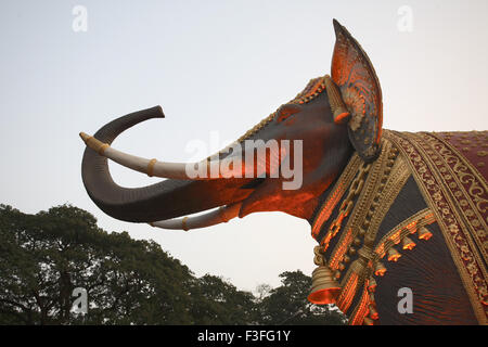 Enorme elefante posto vicino al lago Masunda durante Thane festival ; Thane ; Maharashtra ; India Foto Stock