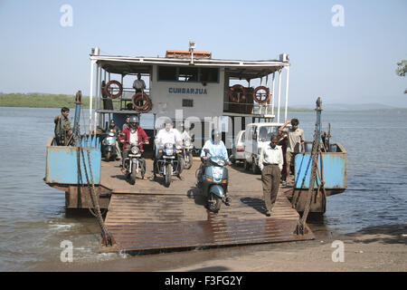 Due ruote proveniente dal traghetto proveniente da Chorao isola a Ribander ; Goa ; India Foto Stock