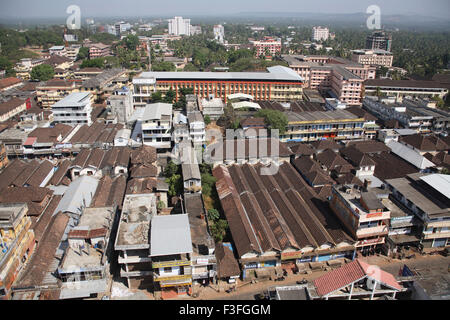 Vista dal piano superiore di 260 piedi alto la Bibbia torre nuova costruzione visto il tetto realizzato con piastrelle prominente Thrissur Kerala Foto Stock