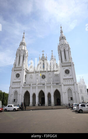 Basilica di Nostra Signora di torre Dolours 146 ft hig posteriore torre Bibbia 260 piedi alto chiesa Thrissur Kerala Foto Stock