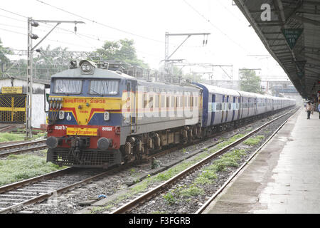 Locomotiva elettrica passeggero motore Kushinagar treno express lasciando Thane stazione ferroviaria ; Maharashtra ; India n. PR Foto Stock