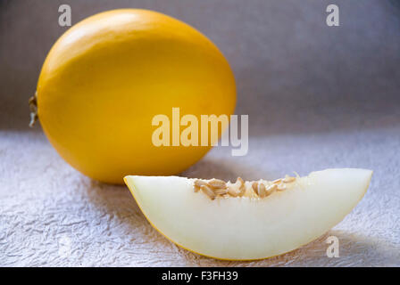 Casaba Melon, Honeydew Melon, Cucumis melo, una fetta intera di sfondo in studio Foto Stock