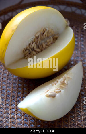 Casaba Melon, Honeydew Melon, Cucumis melo, una fetta intera di sfondo in studio Foto Stock