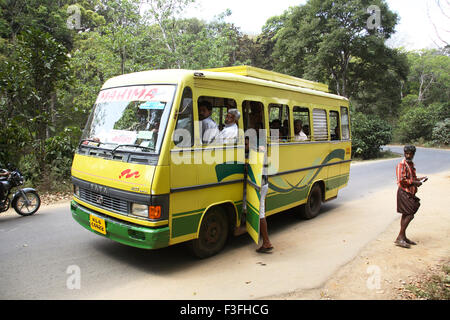 Giallo mini bus privato ; trasporto pubblico ; Kerala ; India Foto Stock