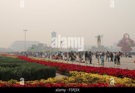 Pechino, Cina. Il 7 ottobre, 2015. I turisti a piedi sulla Piazza Tiananmen di haze a Pechino Capitale della Cina, il 7 ottobre 2015. Credito: Liu Xianguo/Xinhua/Alamy Live News Foto Stock