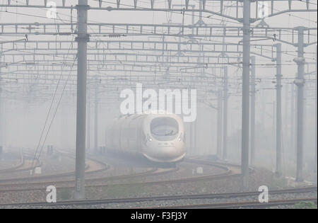 Pechino, Cina. Il 7 ottobre, 2015. Un high-speed rail treno tira fuori la stazione sud di Pechino, capitale della Cina, il 7 ottobre 2015. Credito: Wang Yueling/Xinhua/Alamy Live News Foto Stock