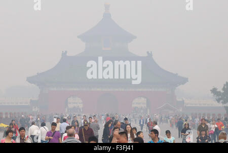 Pechino, Cina. Il 7 ottobre, 2015. I turisti di visitare il Tempio del Paradiso di haze a Pechino Capitale della Cina, il 7 ottobre 2015. Credito: Wang Yueling/Xinhua/Alamy Live News Foto Stock